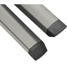 Detailaufnahme von zwei Metallleitern mit Gummifüßen