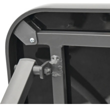 Detailansicht eines Tisches mit Metallgestell