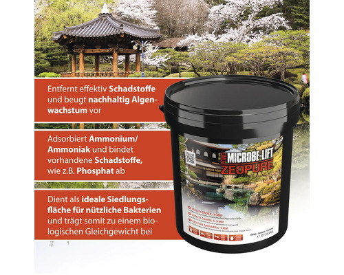 Eimer Microbe Lift Zeopure Teichklärer vor einer Teichlandschaft mit einem japanischen Gartenpavillon.