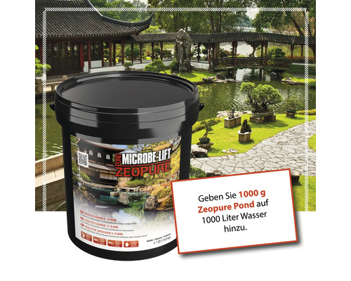 Microbe Lift Zeopure Pond in einem schwarzen Eimer vor einem Gartenteich