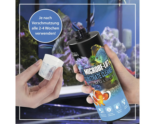 Microbe Lift Substrate Cleaner wird von einer Person über einem Aquarium gehalten