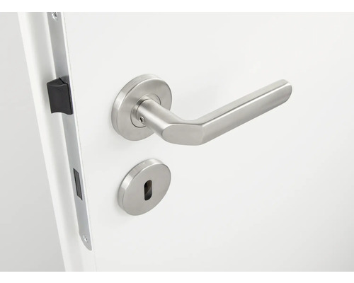 Porte avec garniture de porte et serrure
