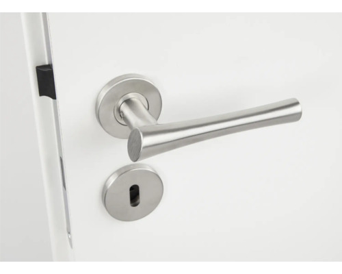 Garniture de porte en acier inoxydable sur une porte blanche