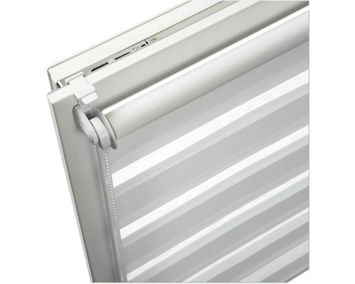 Detailansicht eines Duo Rollos mit Kettenzug zur Fensterdekoration und Lichtregulierung.