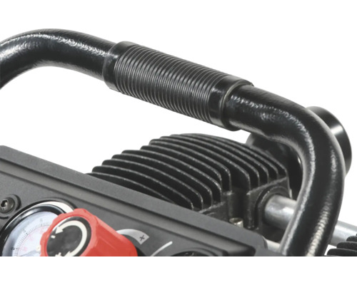 Detailaufnahme eines Kompressors mit Griff, Manometer und Einstellknopf