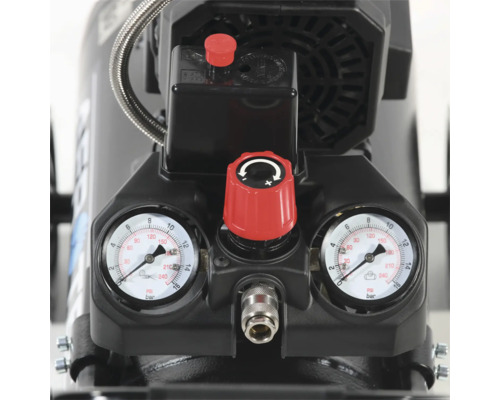 Detailansicht eines Kompressors mit Manometern und Reglern