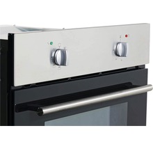 Detailansicht eines Backofens mit Drehknöpfen zur Temperatureinstellung und Funktionsauswahl.