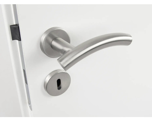 Poignée de porte en acier inoxydable avec serrure sur porte blanche