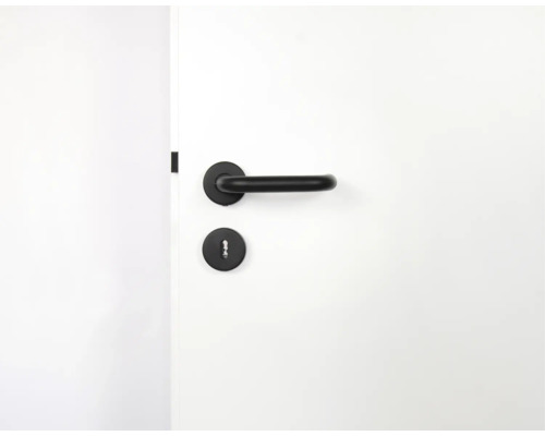 Poignée de porte noire sur une porte intérieure