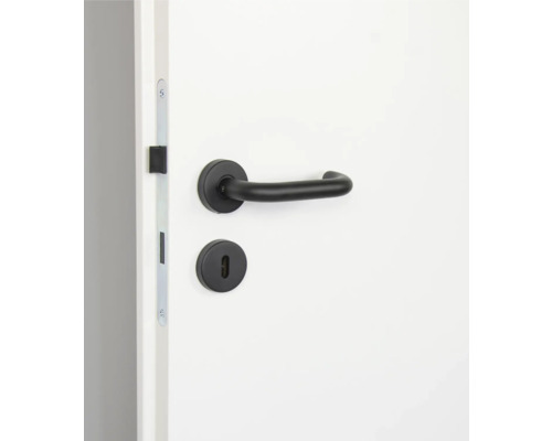 Garniture de porte avec poignée de porte noire et rosace de serrure sur une porte blanche