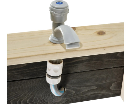 Grauer Wasserhahn mit Schlauchanschluss an einem Holztisch