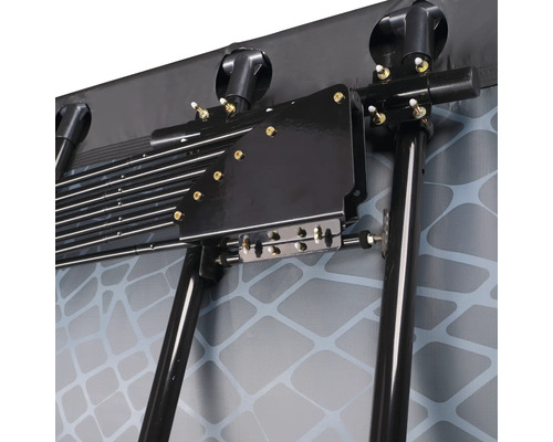 Vue détaillée d''un séchoir à linge avec cadre noir et fil à linge gris