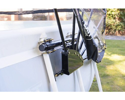 Vue détaillée d''une piscine tubulaire avec couverture de piscine.