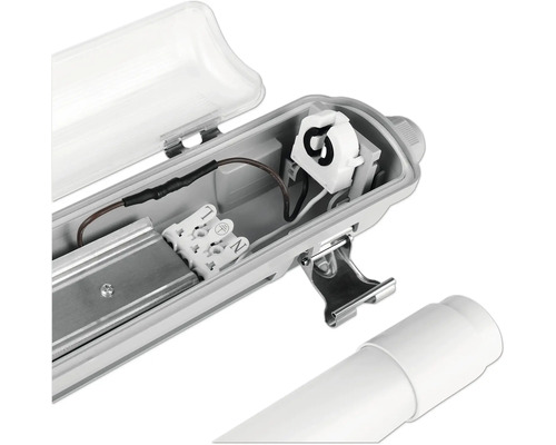 Geöffneter Feuchtraumleuchte mit elektrischen Komponenten