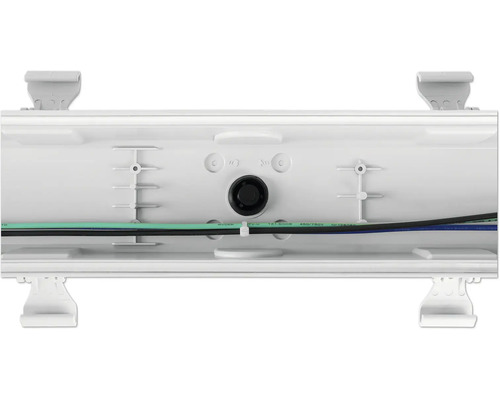 Vue détaillée d''une goulotte de câbles blanche avec des câbles