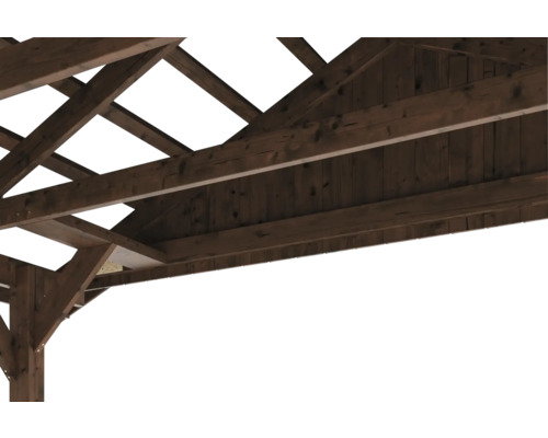 Gros plan d''un pavillon de jardin en bois vu d''en bas avec des poutres en bois