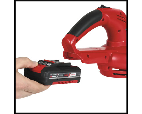 Einhell Akku wird an einen Laubsauger angeschlossen