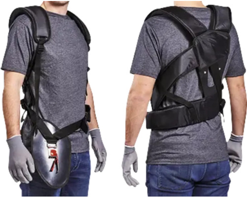 Personne portant un harnais pour débroussailleuse et coupe-bordures