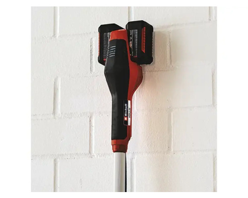 Coupe-bordures sans fil avec deux batteries sur un mur