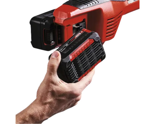 Bloc batterie inséré dans un outil de jardinage