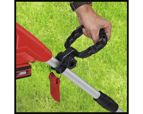 Gros plan d''un coupe-bordures avec une main sur la poignée