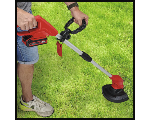 Coupe-bordures à batterie en cours d'utilisation sur une pelouse