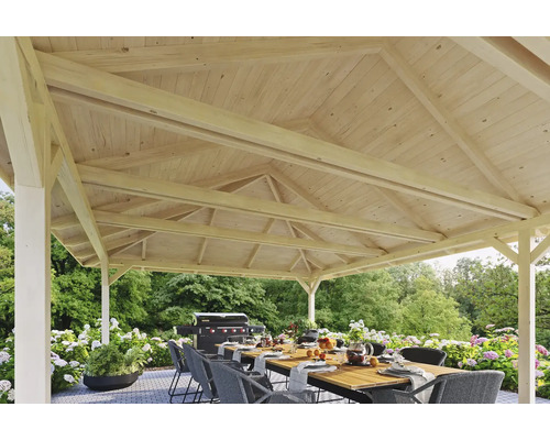 Holzpavillon mit Tisch und Stühlen im Garten