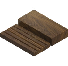 Deux blocs de bois : un bloc non traité, un bloc avec des rainures