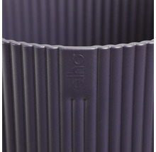 Detailansicht eines lila Blumentopfs mit dem Elho Logo