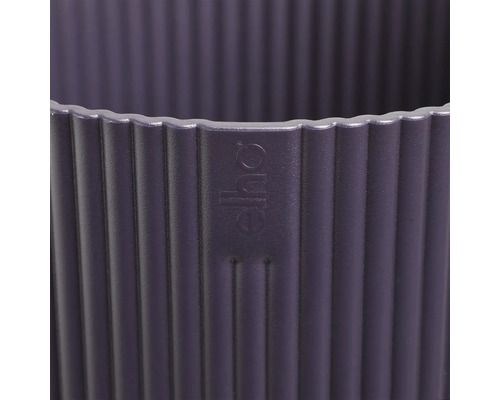 Detailansicht eines lilafarbenen Elho Blumentopfes mit vertikalen Rillen