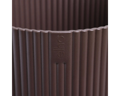 Vue détaillée d''un pot de fleurs marron avec une texture côtelée et le logo Elho