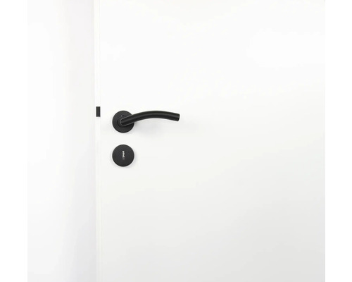 Weiße Innentür mit schwarzer Türklinke und Schlossrosette