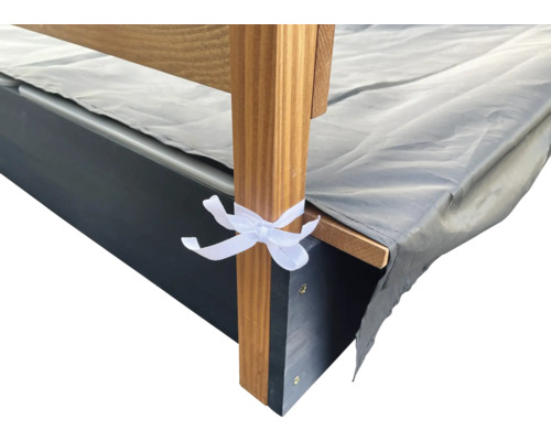 Vue détaillée d''un potager surélevé avec housse de protection et bande de fixation