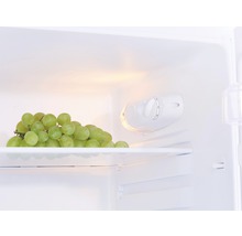 Ein Strauß grüner Trauben im Kühlschrank.