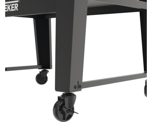 Vue détaillée d''un chariot de barbecue avec roulettes.