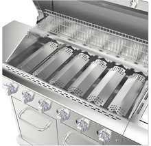 Innenansicht eines Edelstahl-Gasgrills mit Grillrost und Brennerabdeckungen