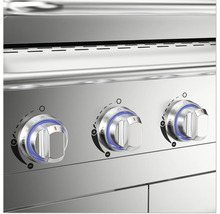 Nahaufnahme von drei silberfarbenen Drehknöpfen an einem Grill.