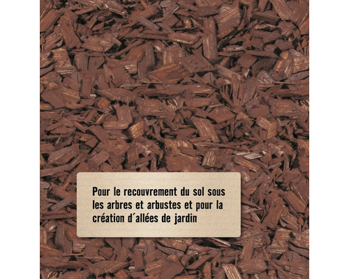 Gros plan de paillis d''écorce pour la couverture du sol dans le jardin