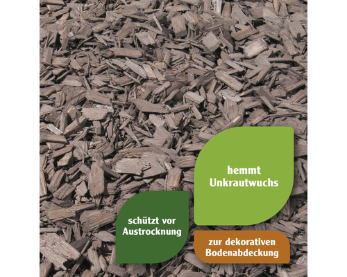 Nahaufnahme von Holzhackschnitzeln zur dekorativen Bodenabdeckung, die vor Austrocknung schützt und Unkrautwuchs hemmt.