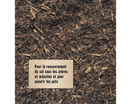 Gros plan de paillis d''écorce pour le paillage dans le jardin.