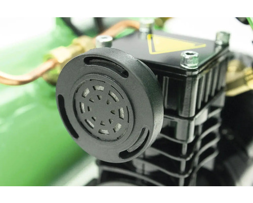 Gros plan d''un compresseur avec filtre rond