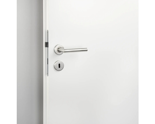 Weisse Tür mit Türgriff aus Edelstahl