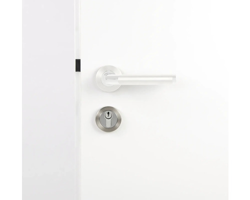 Garniture de porte avec béquille et rosette de serrure sur une porte