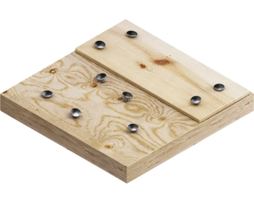 Planche en bois avec clous métalliques