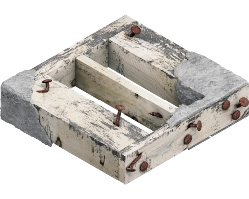 Cadre en bois avec clous et restes de béton