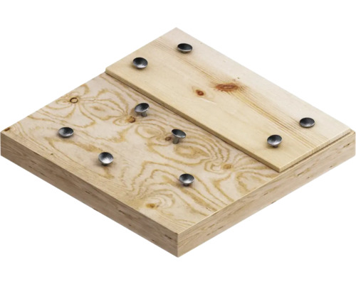 Planche de bois avec clous