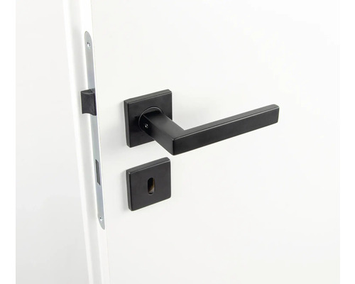 Schwarze Türklinke mit Vierkantrosette an einer weißen Tür