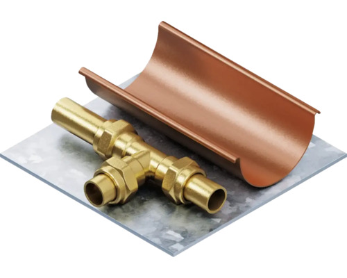 Raccord en T en laiton et gouttière en cuivre sur une plaque métallique