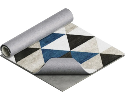 Teppich mit geometrischem Dreiecksmuster teilweise aufgerollt