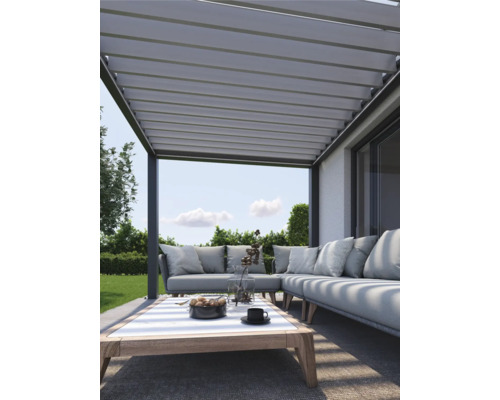 Pergola avec mobilier de jardin et table sur une terrasse